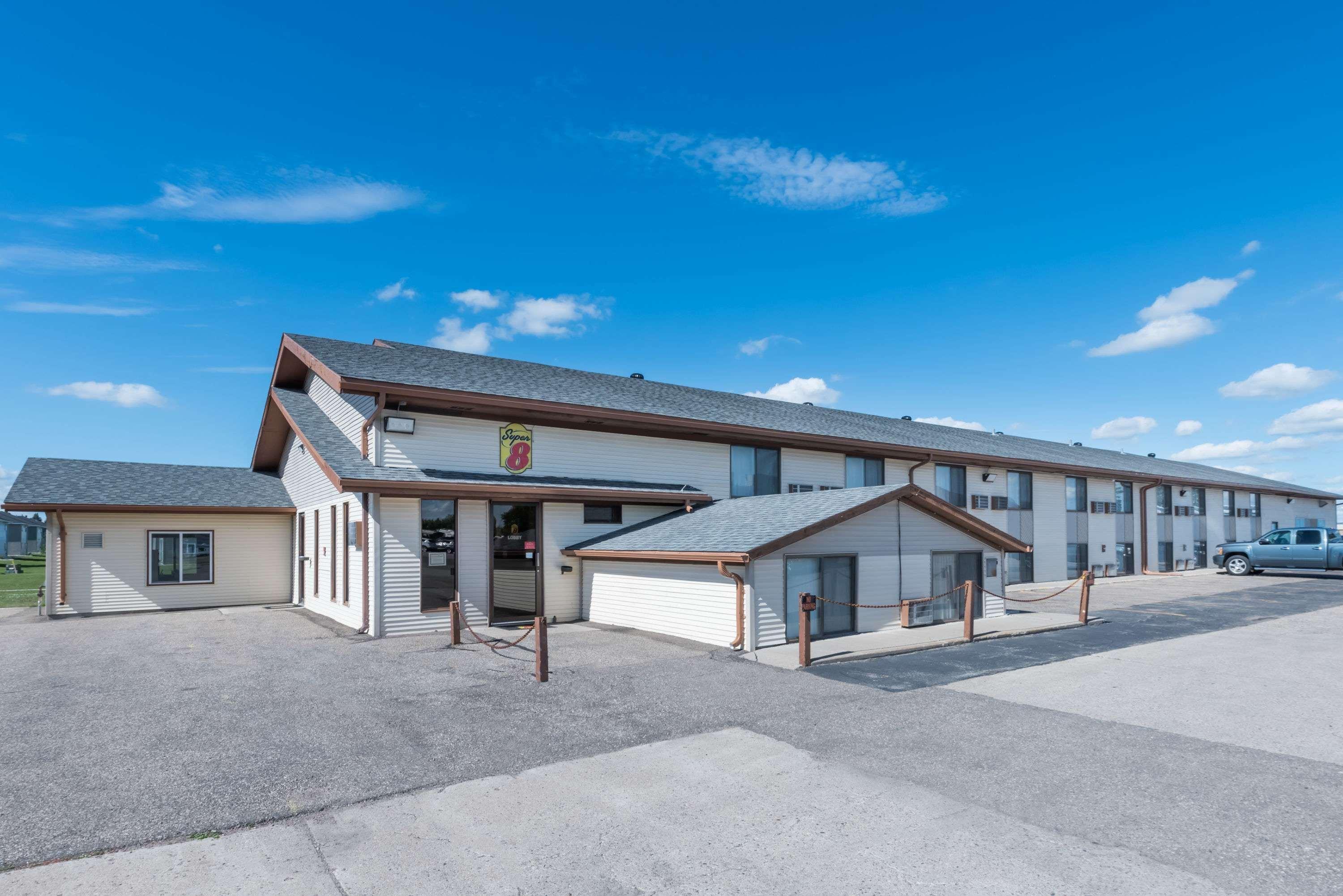Super 8 By Wyndham Devils Lake Exterior photo
