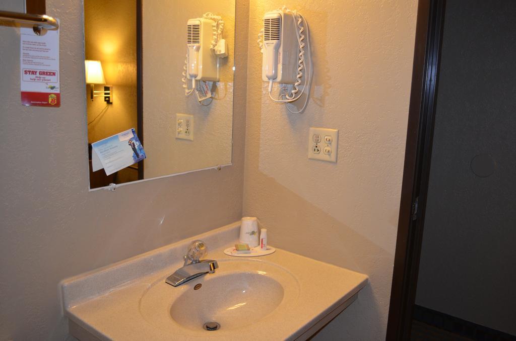 Super 8 By Wyndham Devils Lake Exterior photo