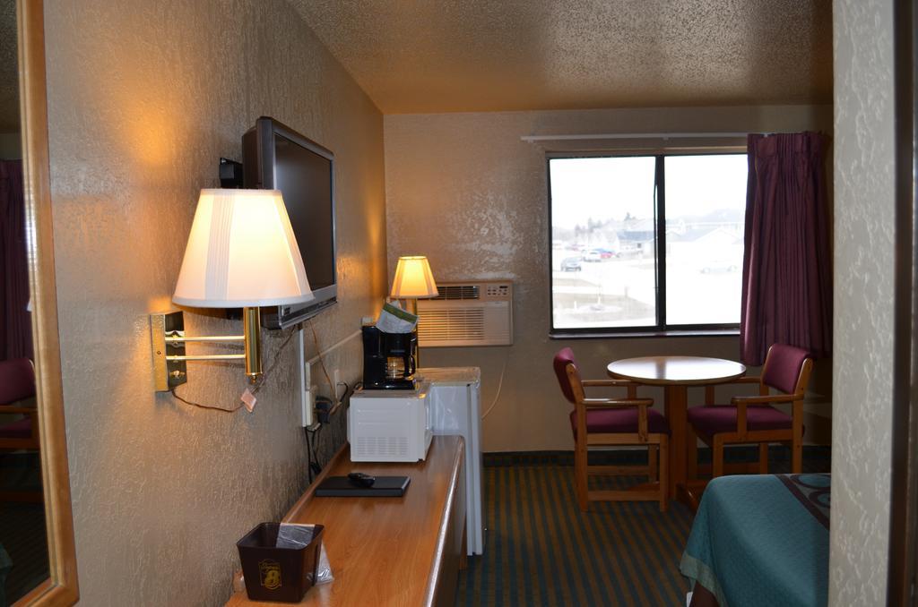 Super 8 By Wyndham Devils Lake Exterior photo