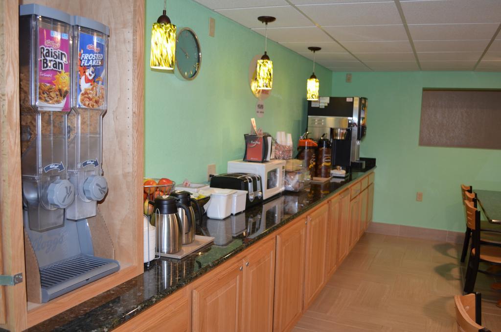 Super 8 By Wyndham Devils Lake Exterior photo